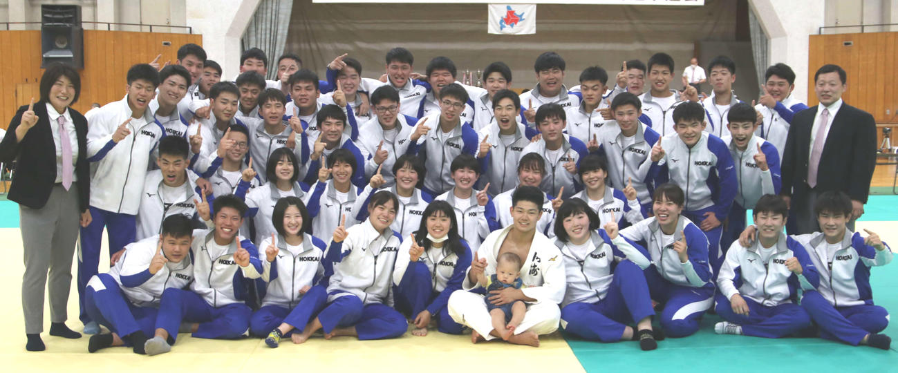 団体で男女アベック優勝を決め喜ぶ北海の選手たち（撮影・山崎純一）