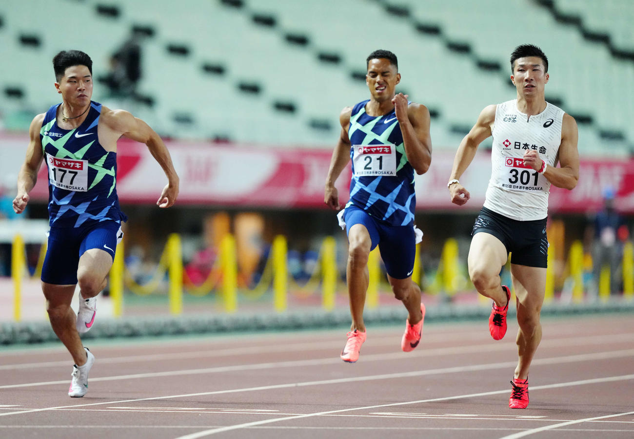 男子100メートル準決勝3組で1着の桐生（右）と2着の小池。中央はケンブリッジ（撮影・江口和貴）