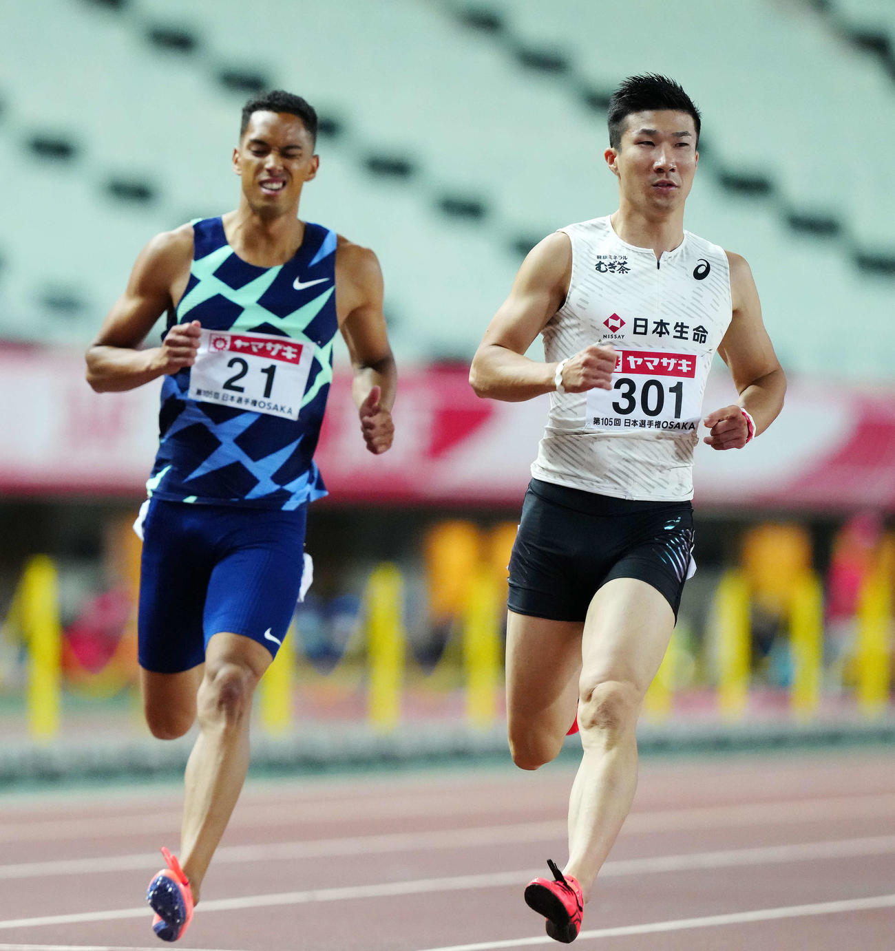 男子100メートル準決勝3組で1着の桐生（右）。左はケンブリッジ（撮影・江口和貴）