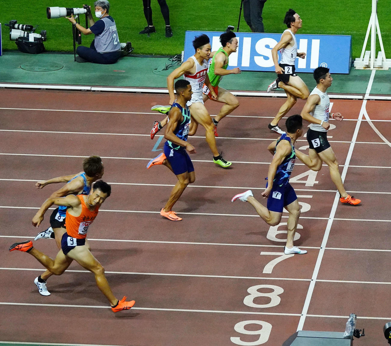 男子100メートル準決勝3組で1着となった桐生（右端）（撮影・江口和貴）