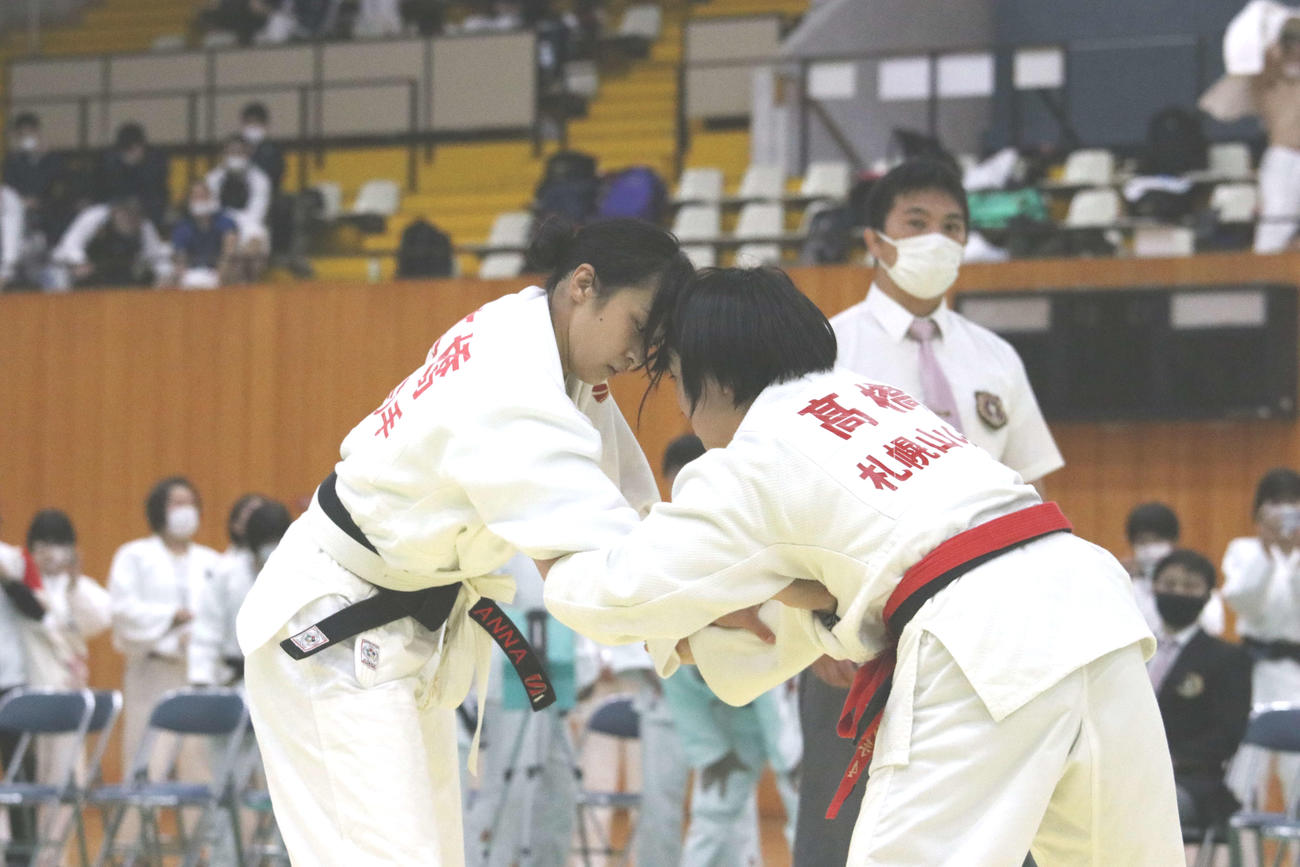女子57キロ級決勝で、組み合う札幌山の手の高橋宥（右）