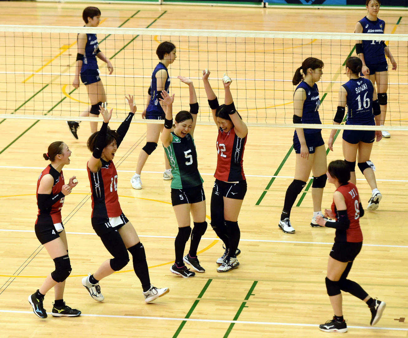 埼玉上尾にストレート勝ちを収め、試合終了と同時に歓喜するリガーレ仙台（撮影・相沢孔志）