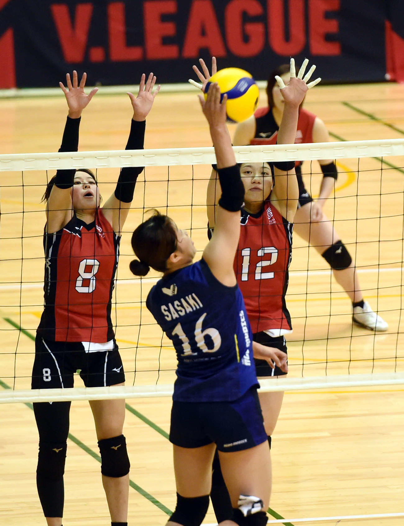 埼玉上尾戦でブロックに飛ぶリガーレ仙台・高野（左）と江川