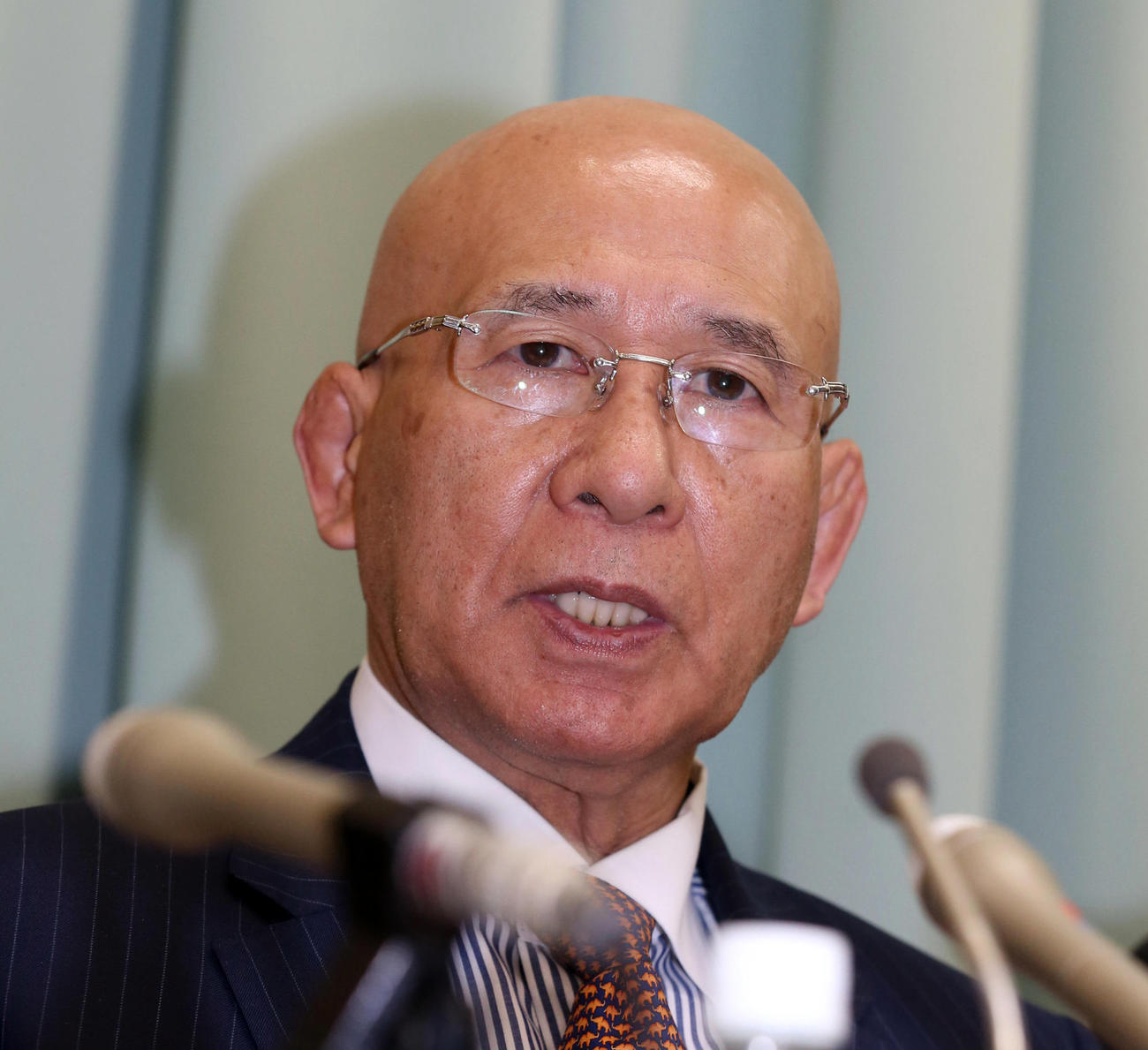 緊急理事会後の会見で報道陣にパワハラ問題について報告する福田会長（撮影・狩俣裕三）