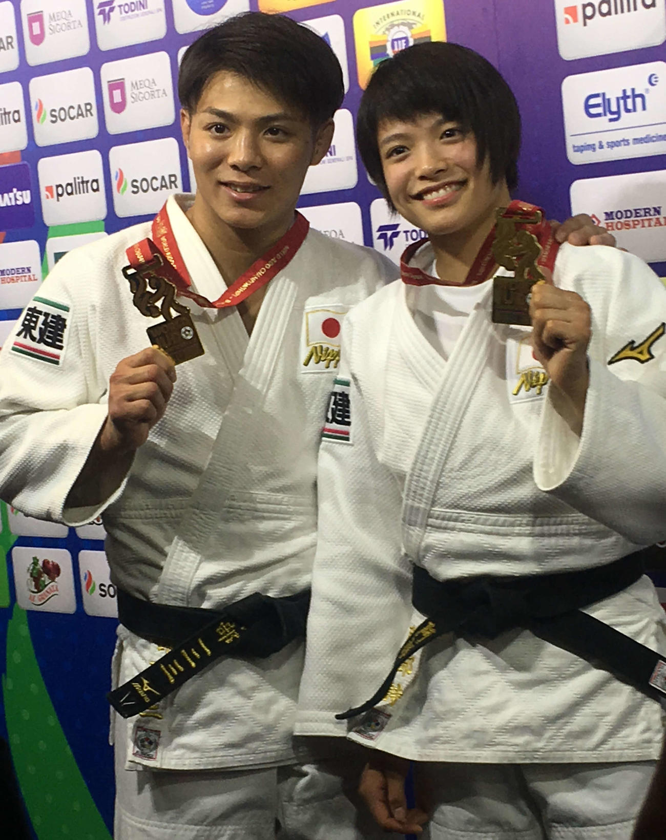 世界選手権できょうだい優勝を果たした阿部一二三（左）と妹の詩（2018年9月21日撮影）