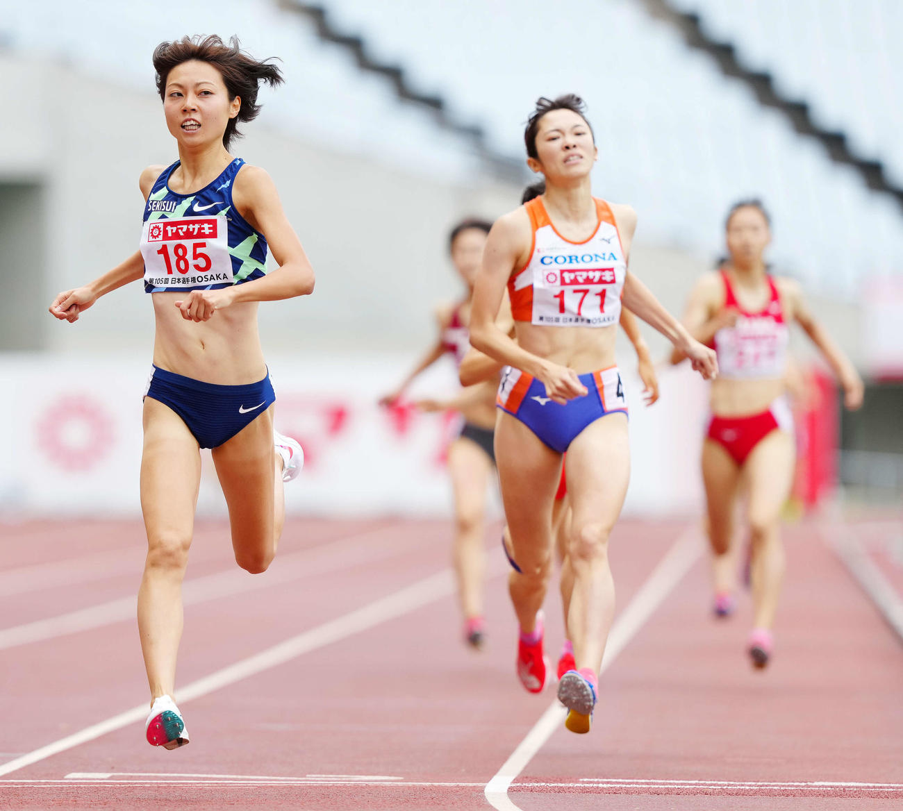 女子800メートルで優勝した卜部（左）（撮影・江口和貴）