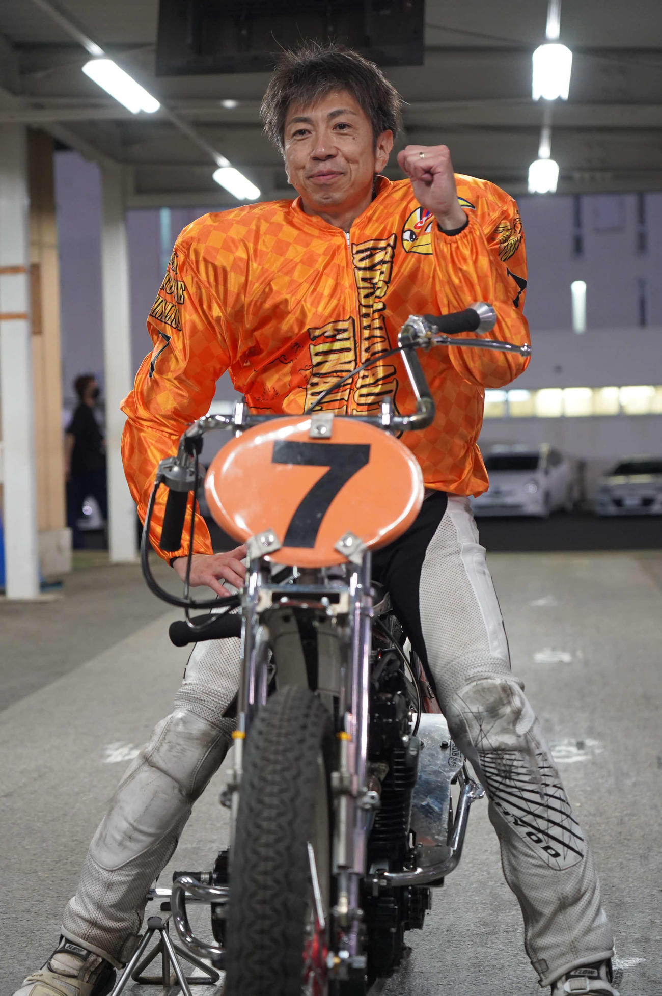 高橋貢が稲妻賞を制し、ガッツポーズ