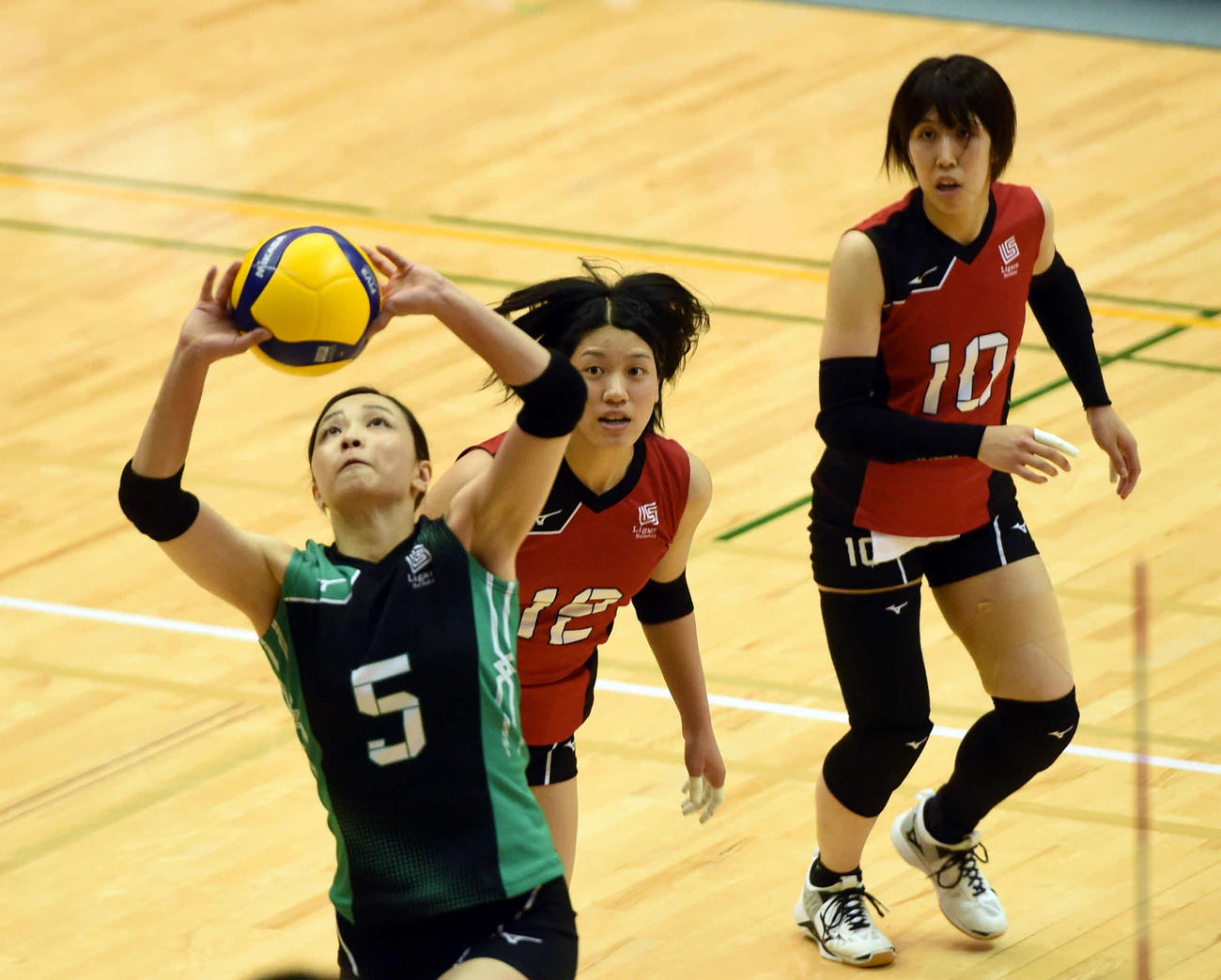 日立戦でボールを上げるリガーレ仙台・佐藤選手兼監督（手前）