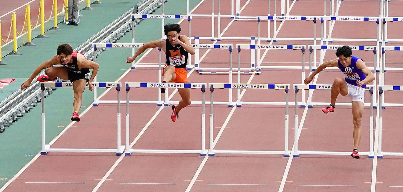 27日の日本選手権男子110メートル障害で2位となった金井（左）。右は優勝の泉谷、中央は5位の横地（撮影・江口和貴）