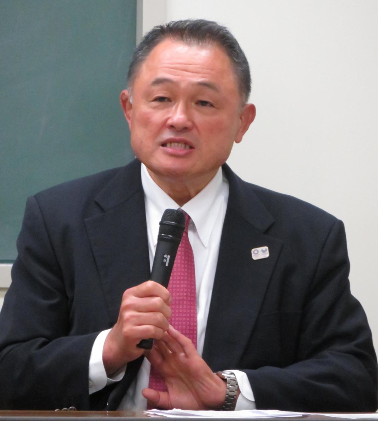記者会見であいさつする山下泰裕会長（撮影・峯岸佑樹）