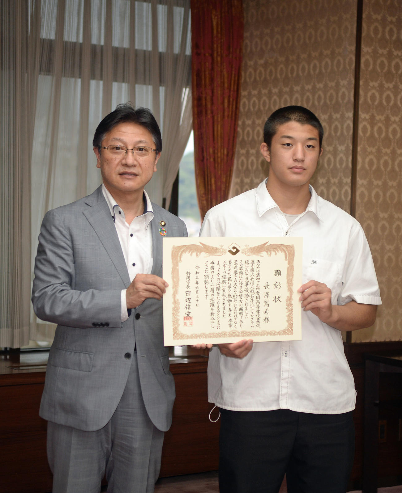 賞状を手に記念撮影する静岡学園の長沢（右）と静岡市の田辺市長