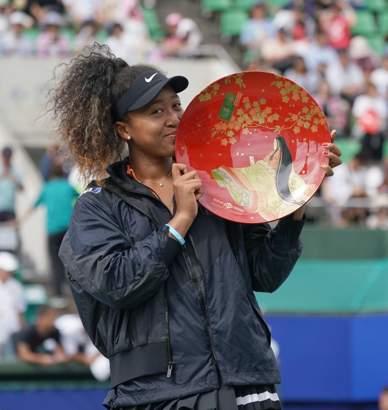 19年9月、優勝杯にキスする大坂なおみ
