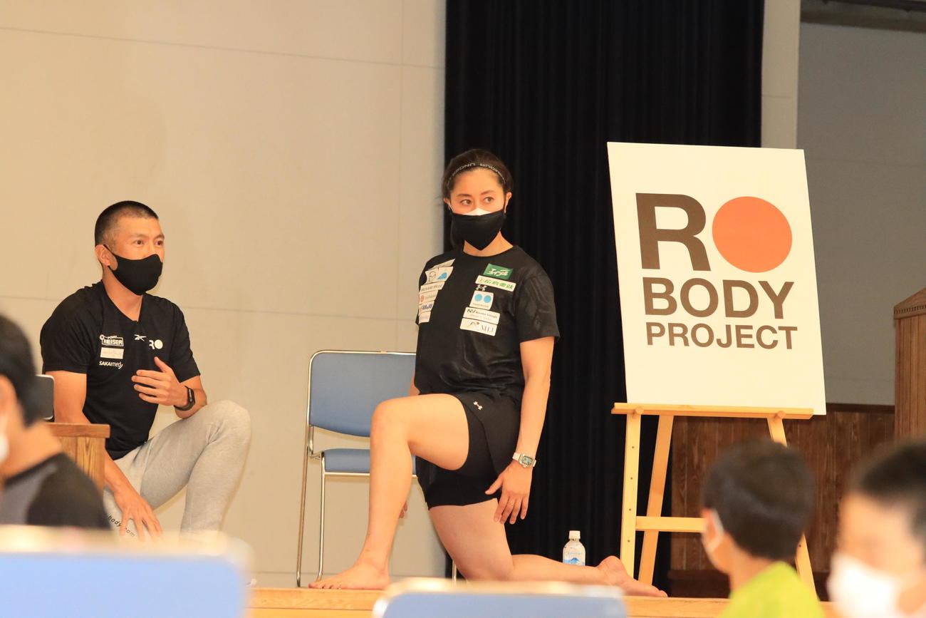 講演会でストレッチの手本を見せるスノーボード竹内（右）。左はR－body projectの鈴木代表（撮影・保坂果那）
