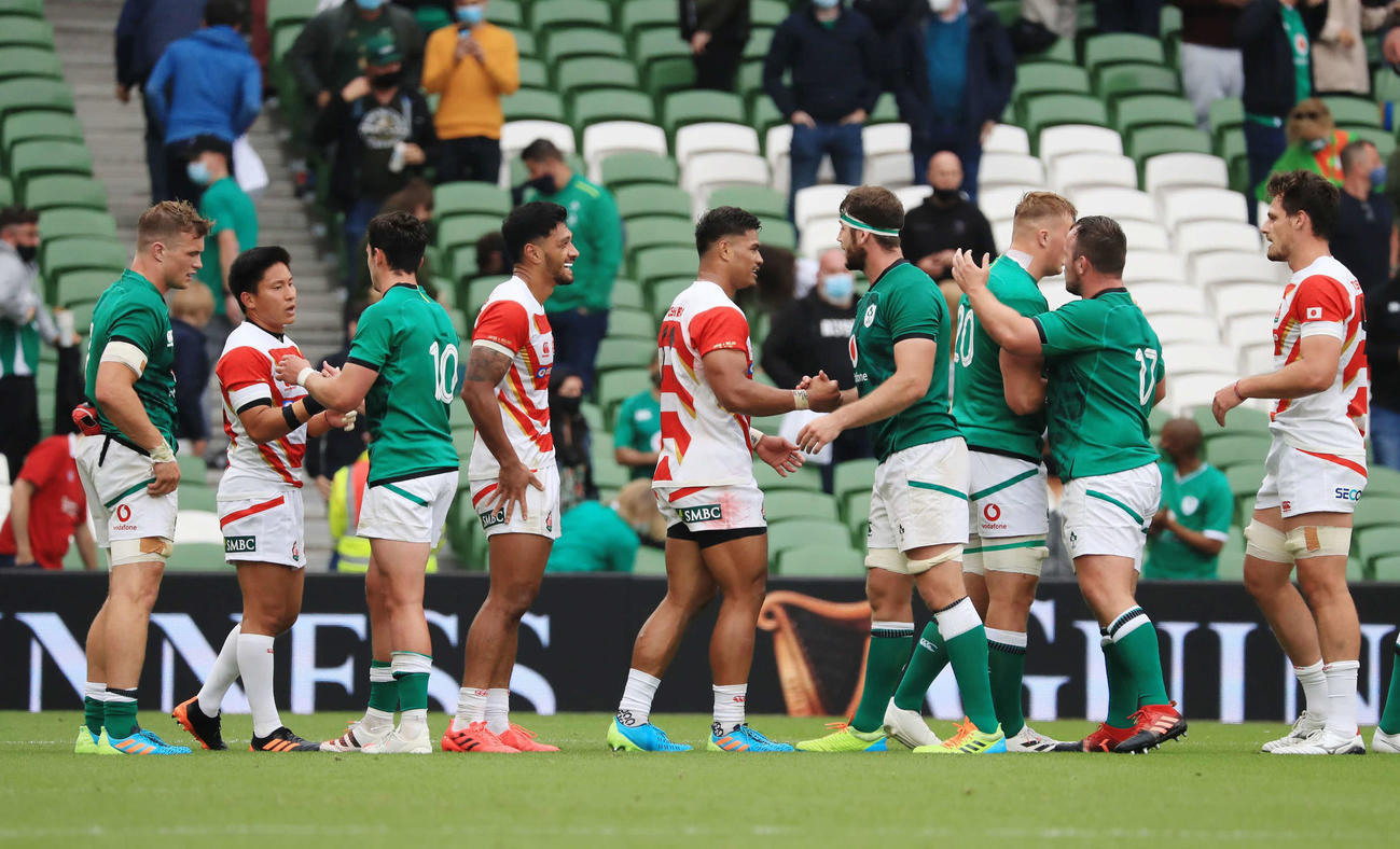 アイルランドに敗れた日本代表の選手たちは相手選手と健闘をたたえ合い、握手をかわす（ロイター）