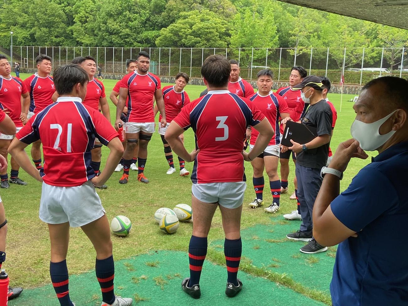 関学大に勝利し、選手へ言葉をかける京産大の広瀬佳司監督（右から2人目）（撮影・松本航）