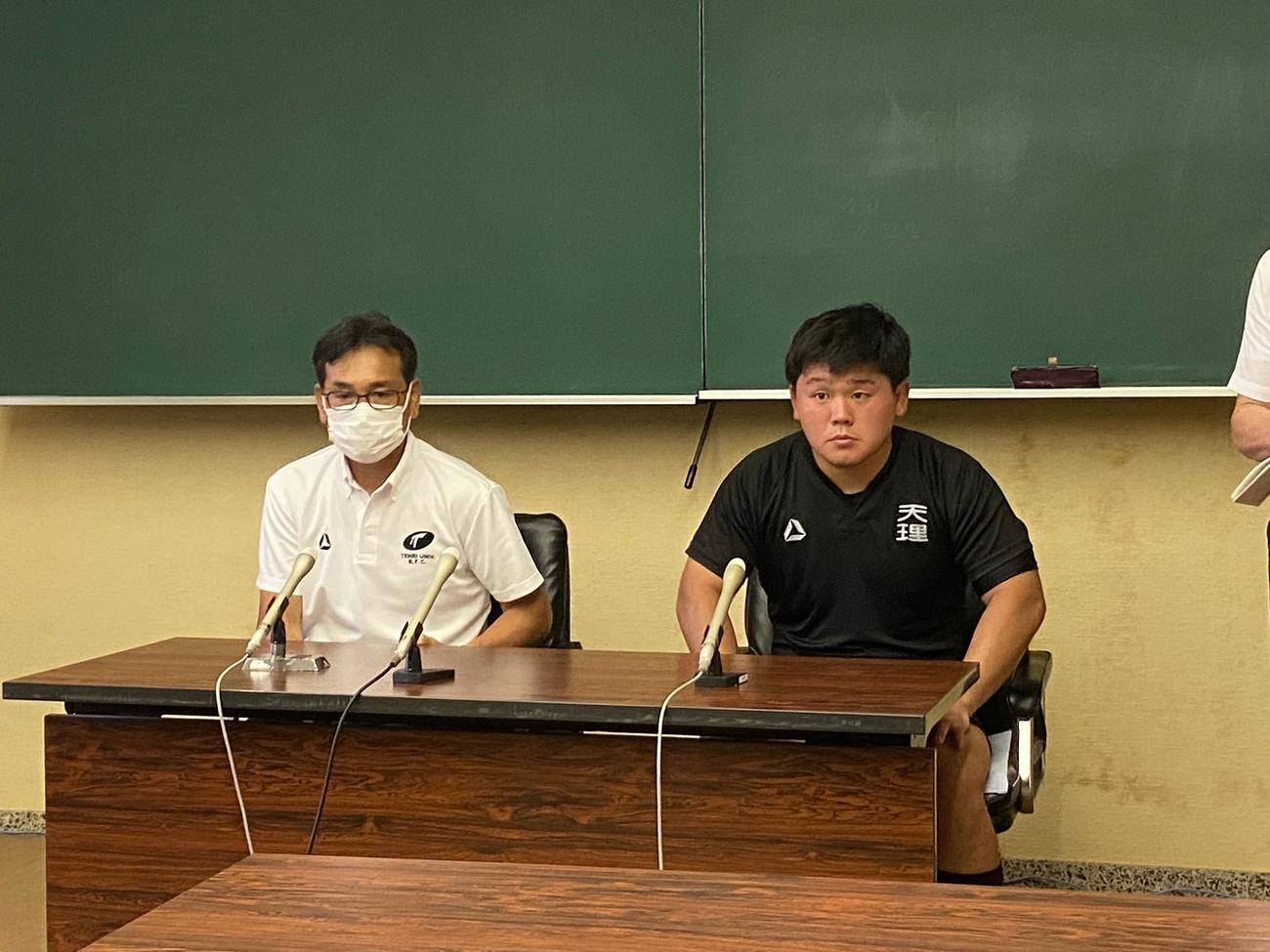 同大に敗れ、思いを語る天理大の小松節夫監督（左）とフッカー佐藤康主将（撮影・松本航）