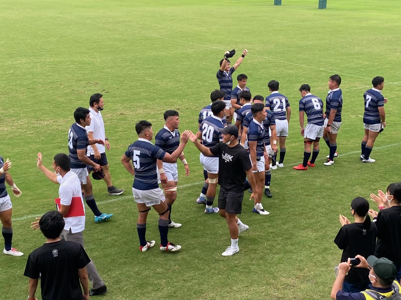 天理大に勝利し、喜ぶ同大の選手たち（撮影・松本航）