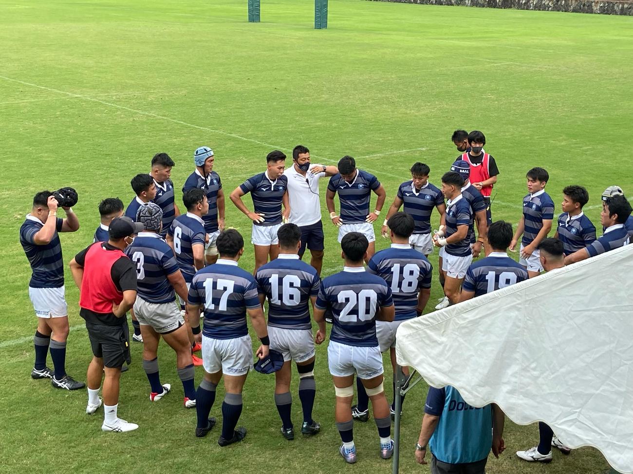 天理大からリードを奪い、後半に向けて話し合う同大の選手たち（撮影・松本航）
