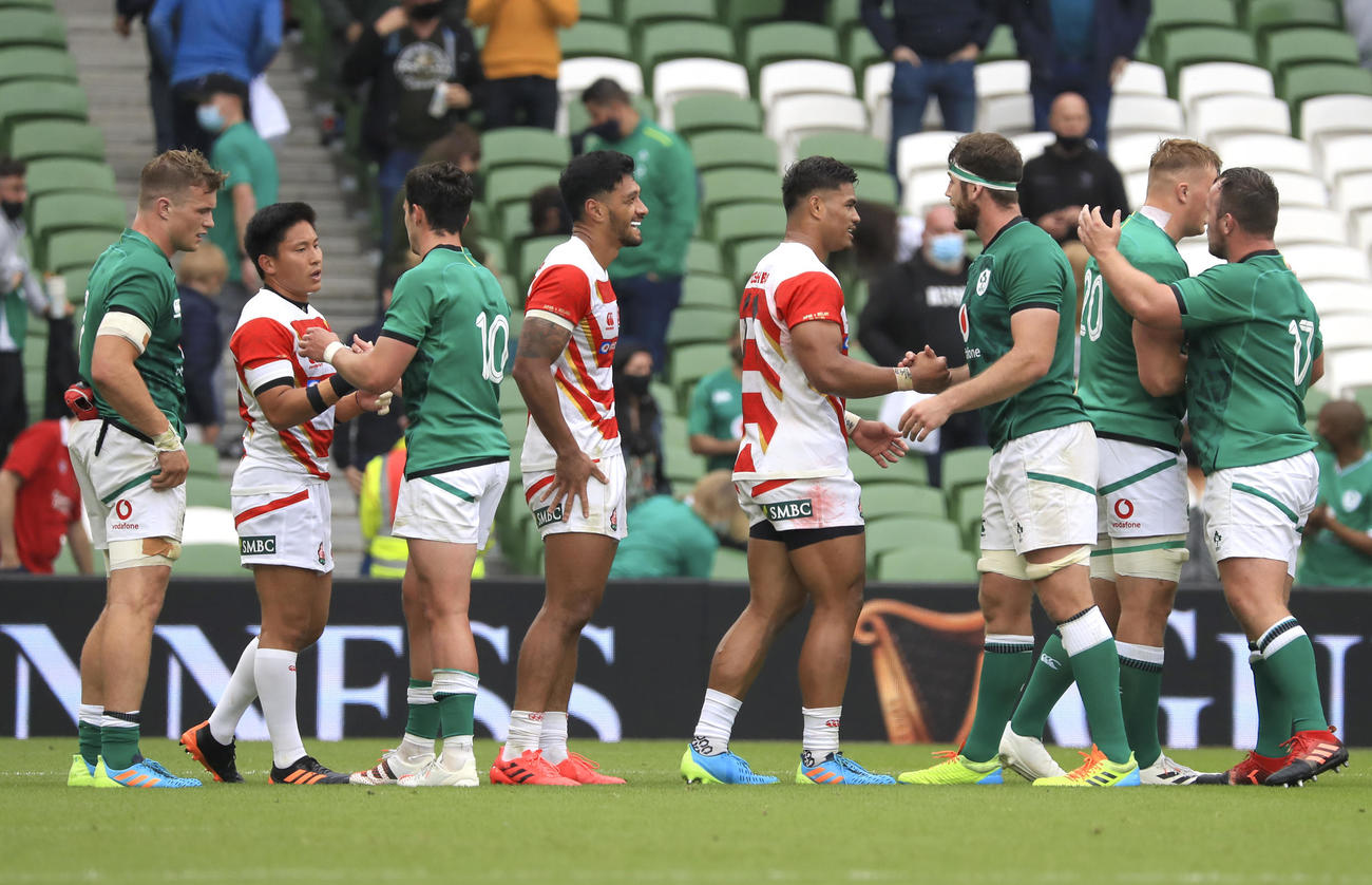 試合後、健闘を称え合う日本代表とアイルランド代表の選手たち（AP）