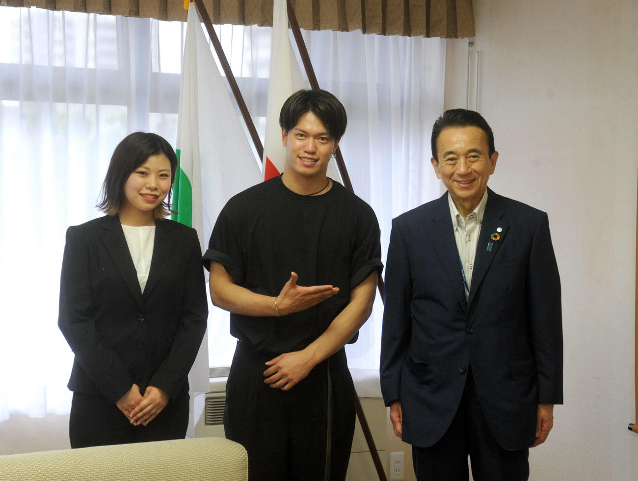 鈴木市長（右）と記念写真に納まるYU－YA（中央）