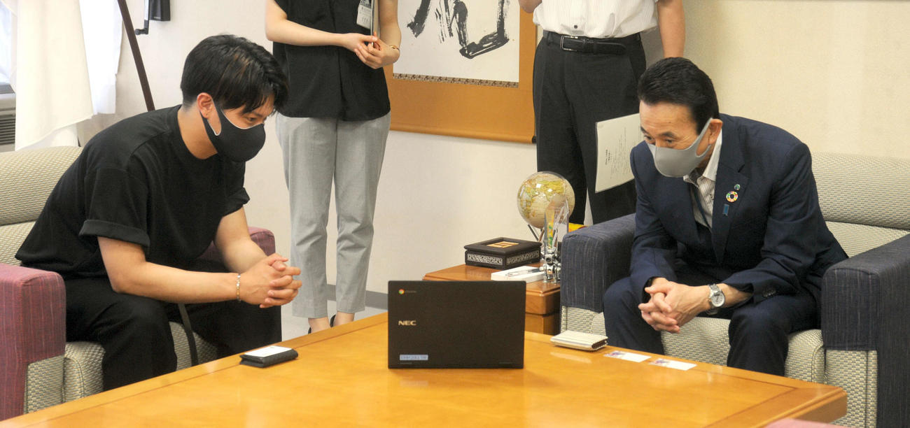 自身の自己紹介映像を鈴木市長（右）に披露するYU－YA