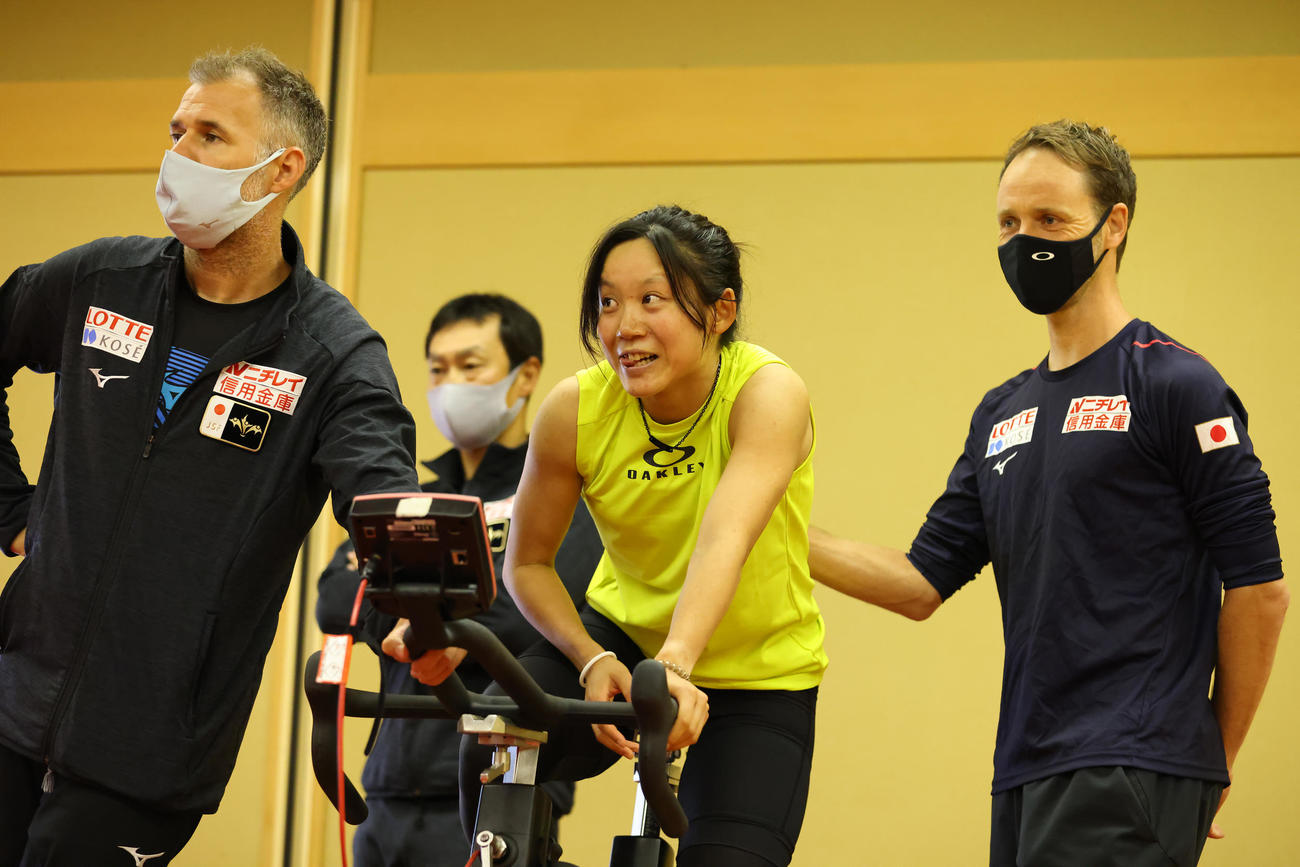 網走でのナショナルチーム合宿に参加するスピードスケート女子の高木美（中央）。左はデニスコーチ、右はヨハンヘッドコーチ（ｃ）アフロ／JSF
