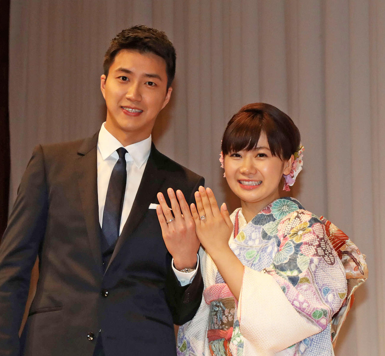 結婚会見で江宏傑氏と指輪を披露する福原愛さん（2016年9月21日撮影）