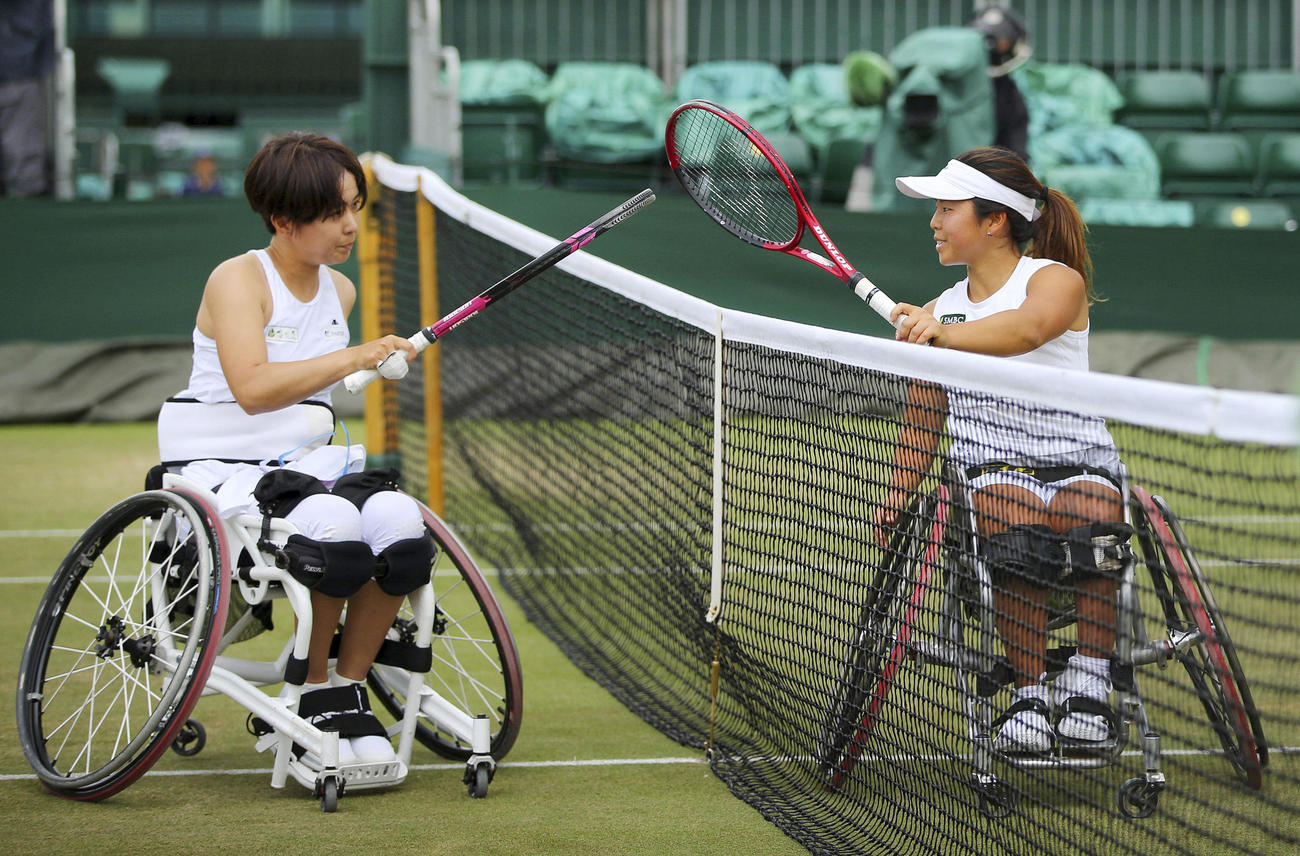 車いすの部女子シングルス準々決勝で上地結衣（右）に勝利した大谷桃子＝ウィンブルドン（共同