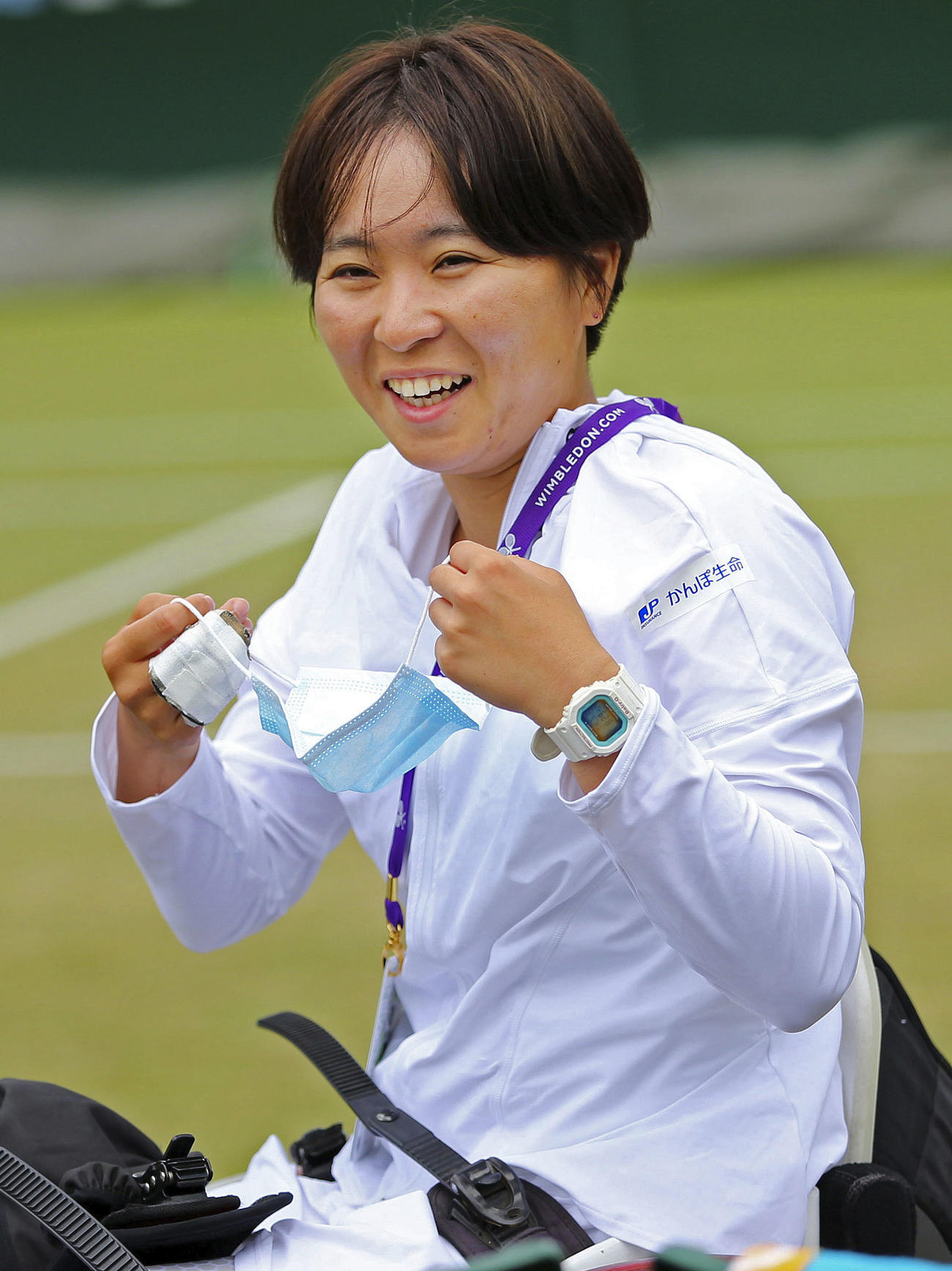 車いすの部女子シングルス準々決勝を終え、笑顔を見せる大谷桃子＝ウィンブルドン（共同）