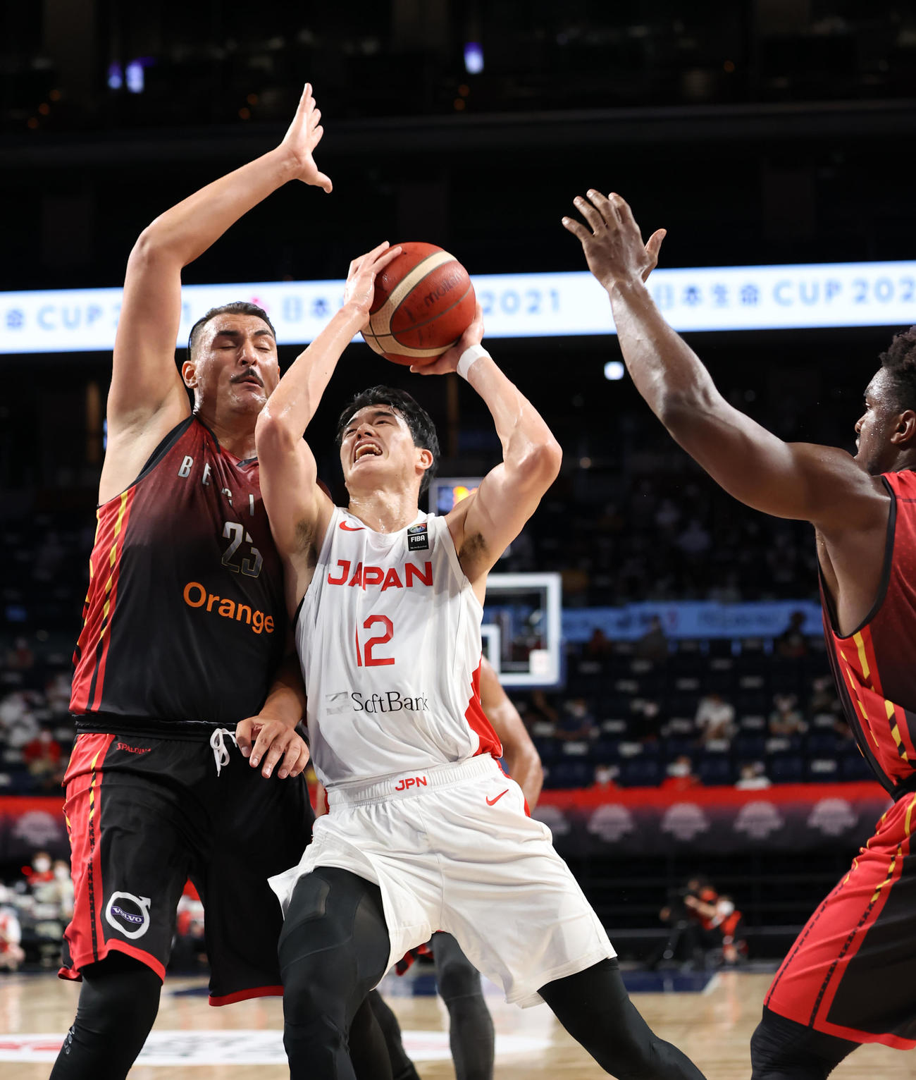 日本代表対ベルギー代表　第1Q、ベルギー選手のディフェンスに阻まれる渡辺雄（中央）（代表取材）