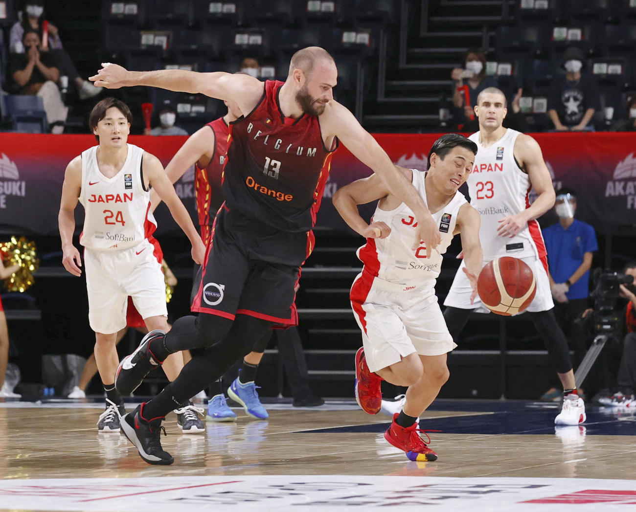 日本代表対ベルギー代表　第4Q、厳しいマークを受ける富樫（右）（代表撮影）