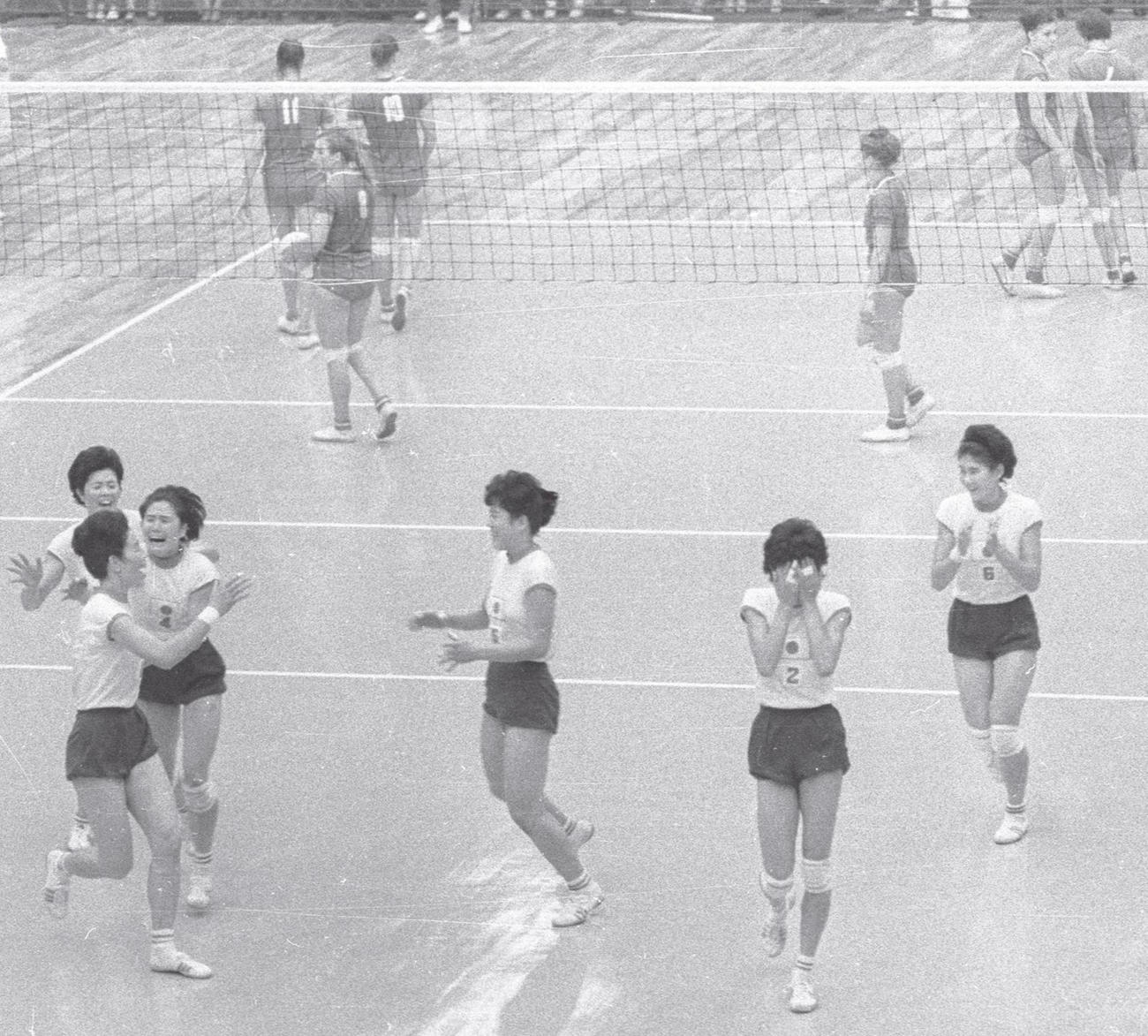 64年10月、東京五輪バレー女子でソ連を破り金メダルが決まった瞬間、泣き出す選手も。左から谷田絹子、河西昌枝、半田百合子、松村好子、宮本恵美子、磯辺サタ