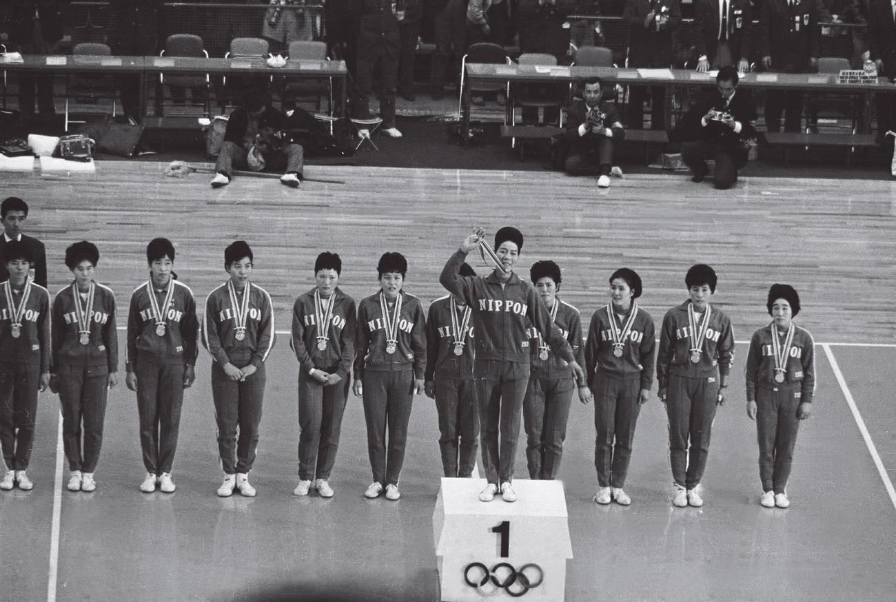 東京五輪の表彰式で金メダルを掲げる河西昌枝主将