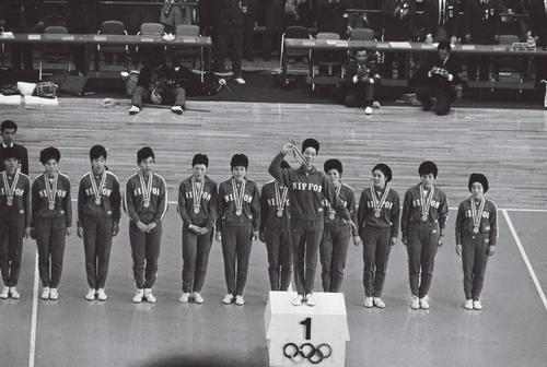 東京五輪の表彰式で金メダルを掲げる河西昌枝主将