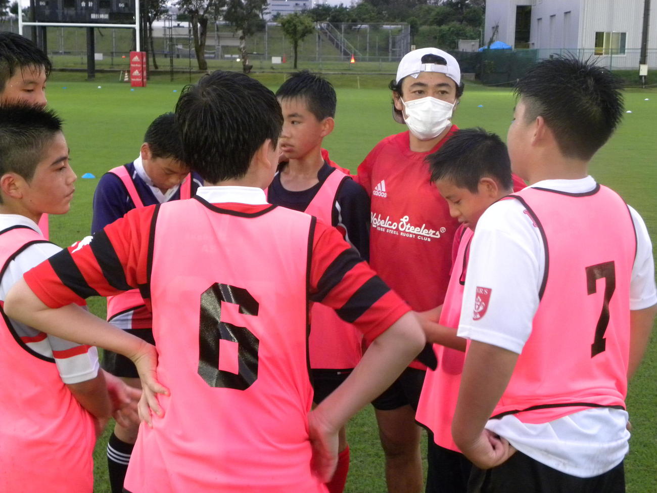 神戸製鋼のアカデミー体験会に参加したSH日和佐篤（右から3人目）と小学生（撮影・松本航）