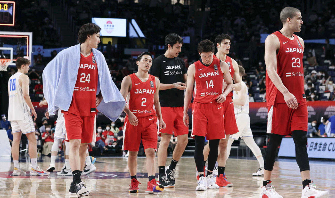 日本対フィンランド　フィンランドに敗れ、厳しい表情の富樫（左から2人目）ら日本代表の選手たち（代表撮影）
