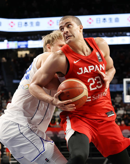 日本対フィンランド　第3Q、厳しくマークされながらも攻め込むエドワーズ（右）（代表撮影）