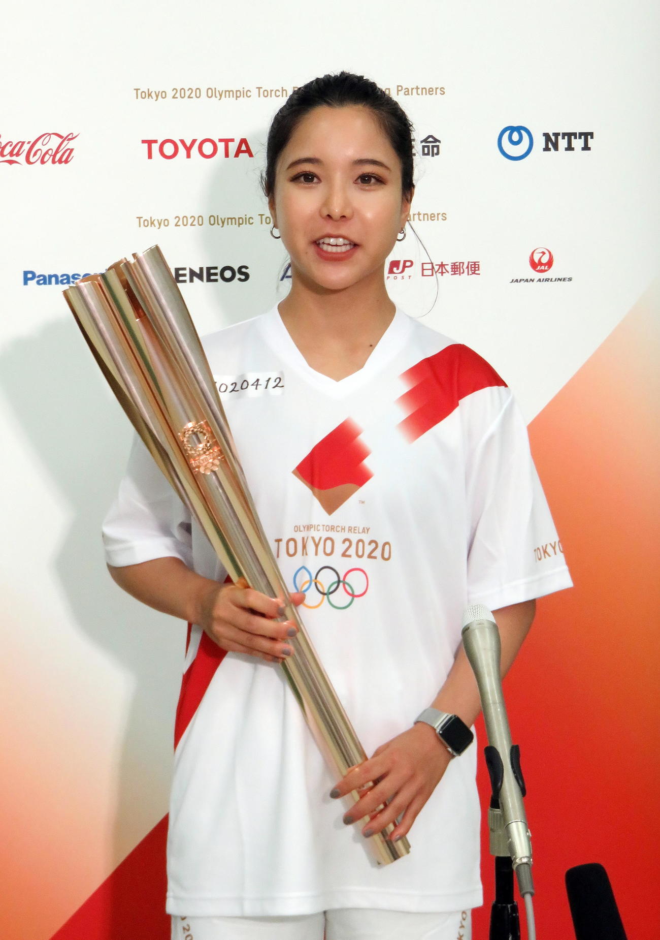 トーチを手に笑顔を見せる高梨沙羅（撮影・鎌田直秀）