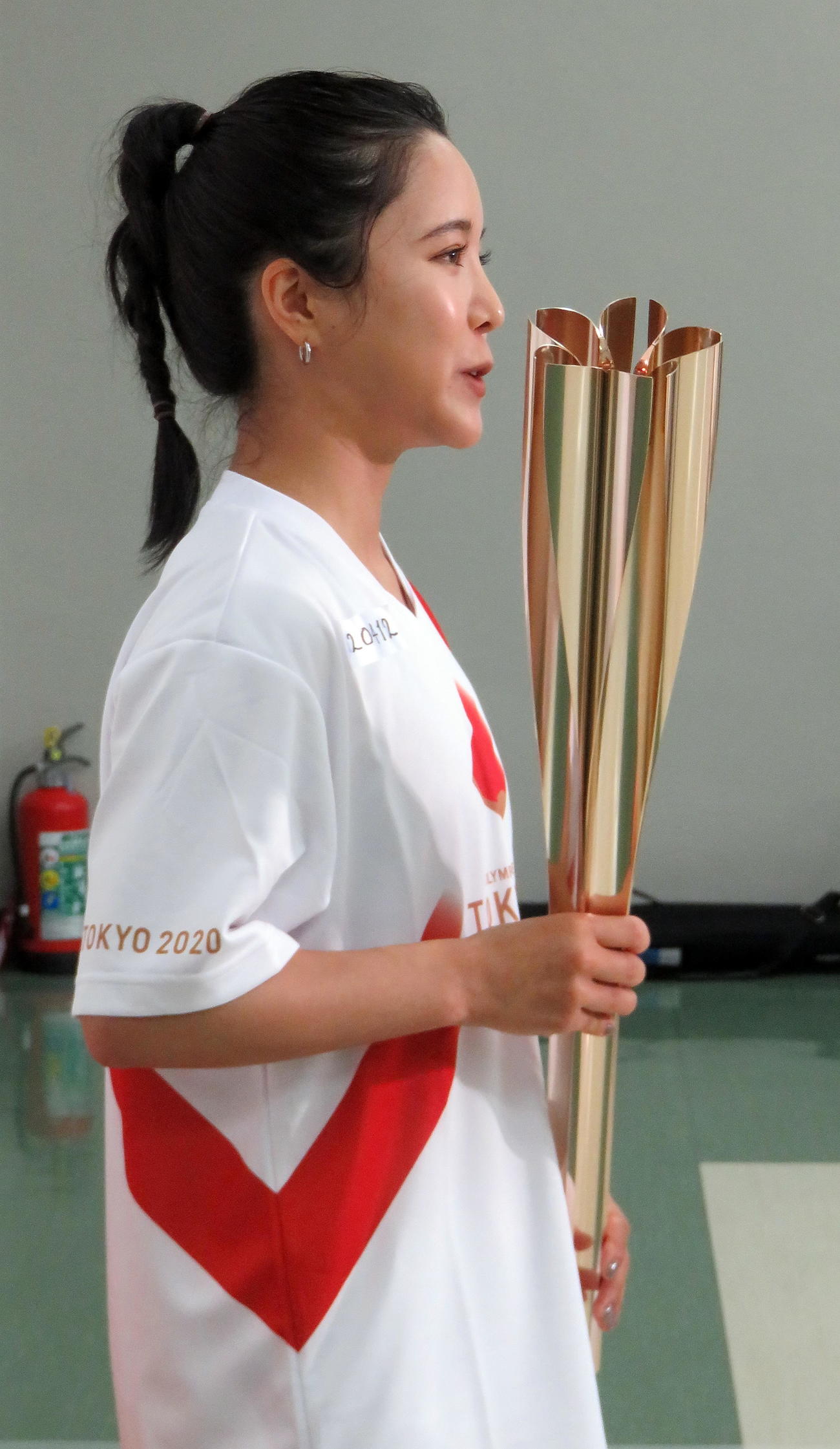 三つ編みポニーテールで聖火リレーを行った高梨沙羅（撮影・鎌田直秀）