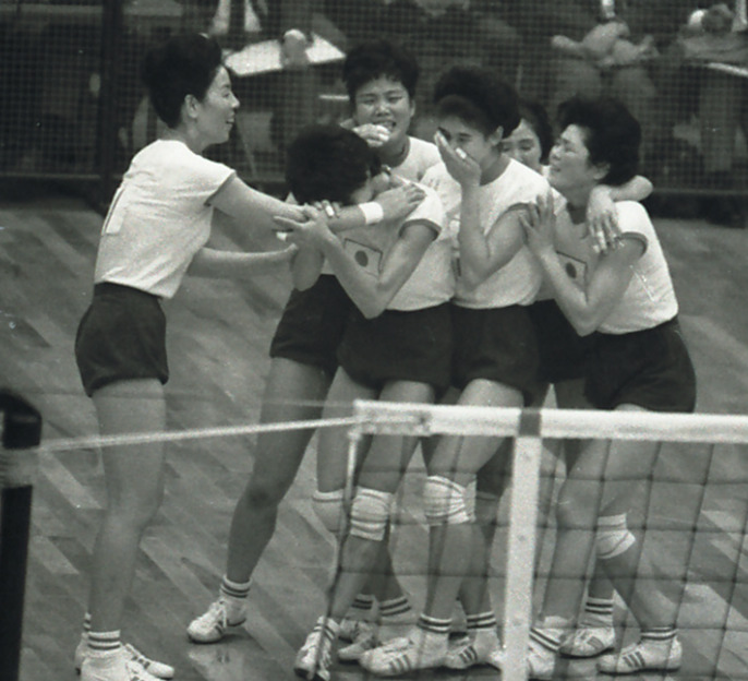 64年10月、東京五輪女子バレーボール決勝　東洋の魔女たちは激闘の末にソ連を下し金メダルを勝ち取った