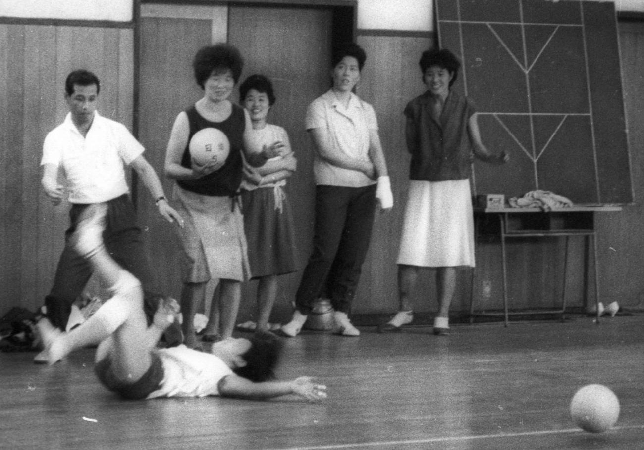 日紡貝塚バレーのハードトレーニング。中央左が大松博文監督