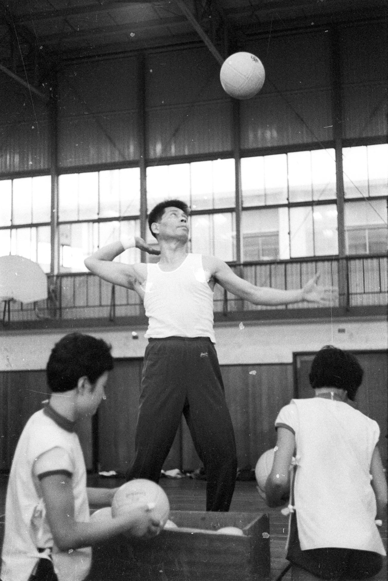 63年6月、ハードトレーニングで日紡貝塚の選手を鍛える大松監督