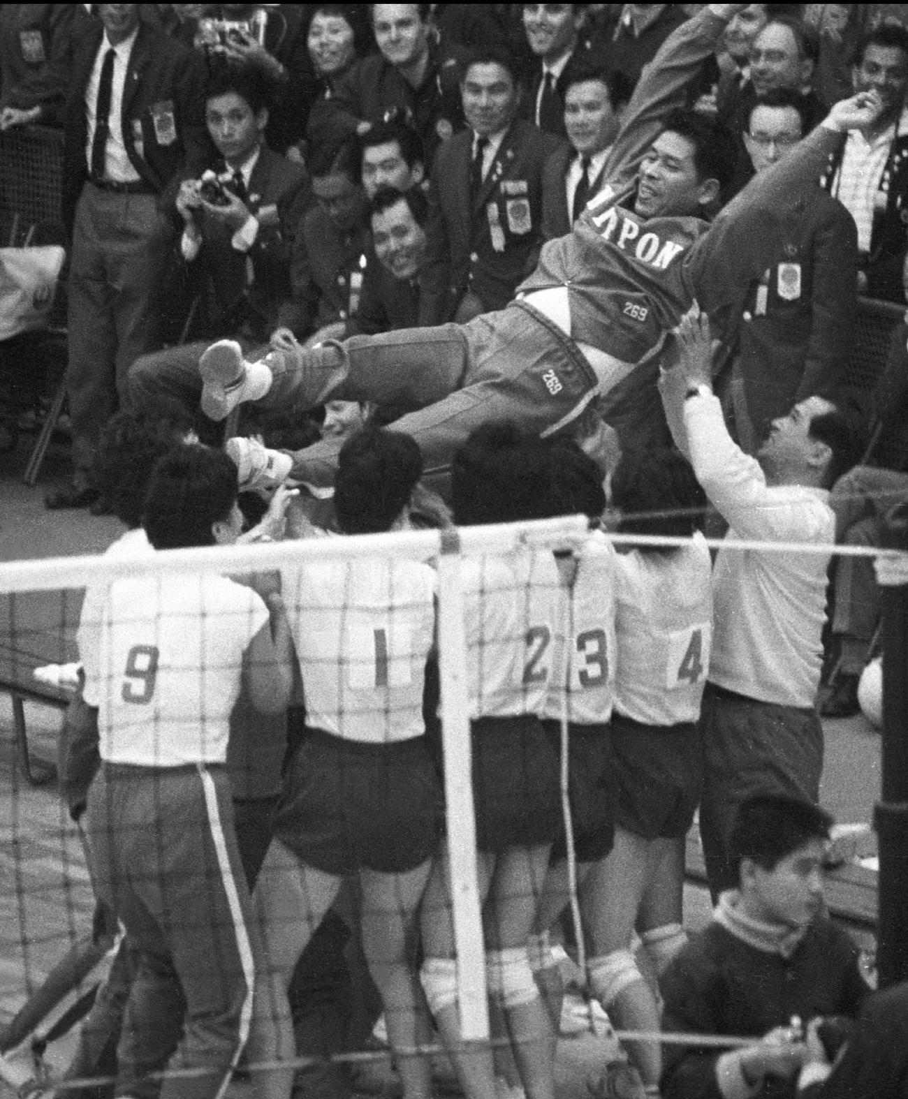 64年10月　東京五輪女子バレー決勝でソ連を下し金メダルに輝き、胴上げされる大松監督