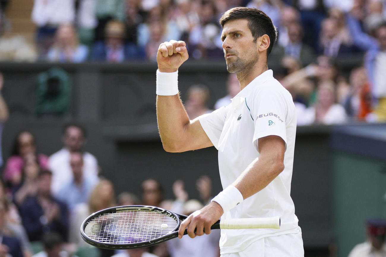 男子シングルス決勝でガッツポーズするノバク・ジョコビッチ＝ウィンブルドン（AP＝共同）