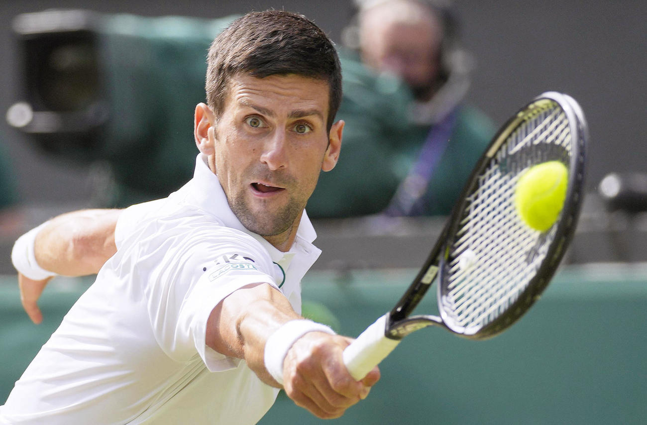 男子シングルス決勝でプレーするノバク・ジョコビッチ＝ウィンブルドン（AP＝共同）