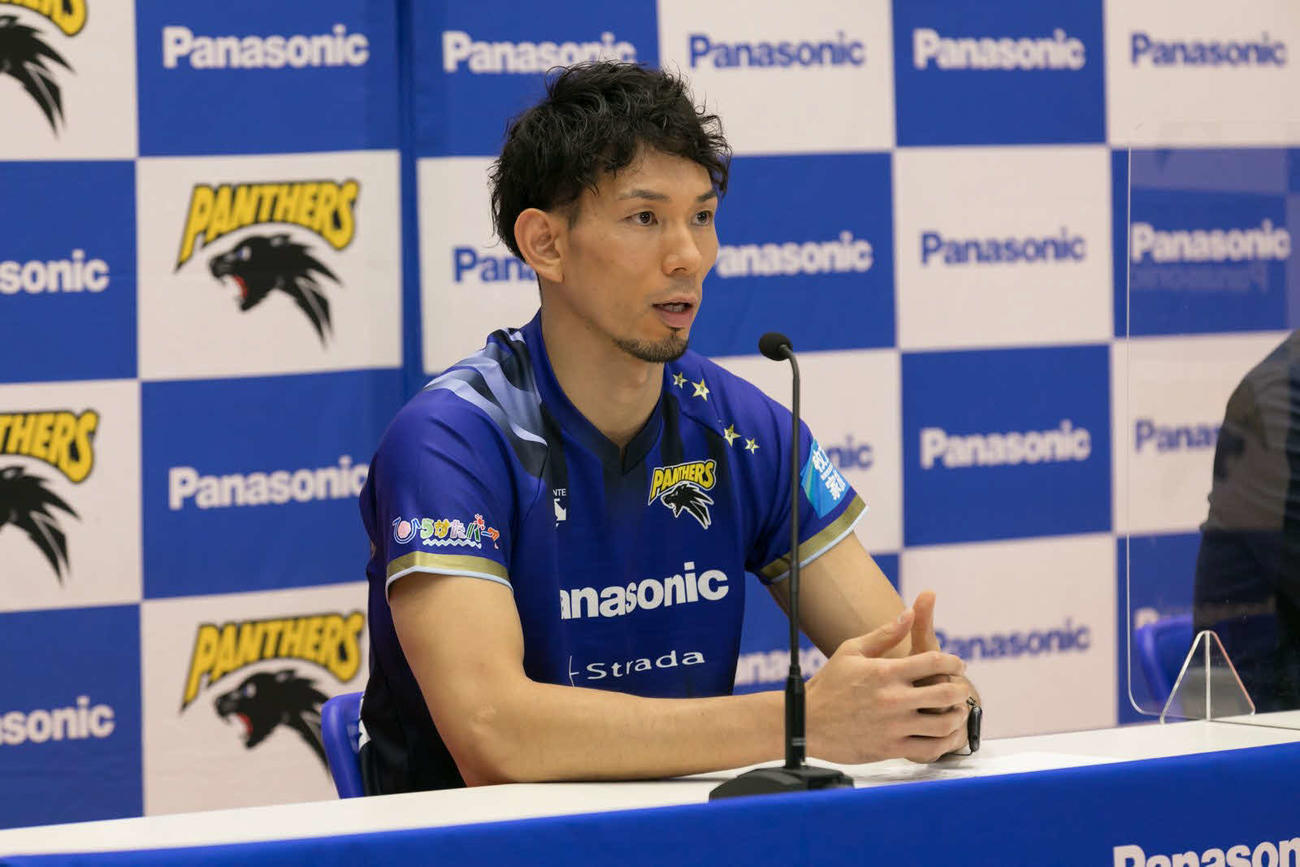 引退会見に臨む福沢（所属チーム提供）