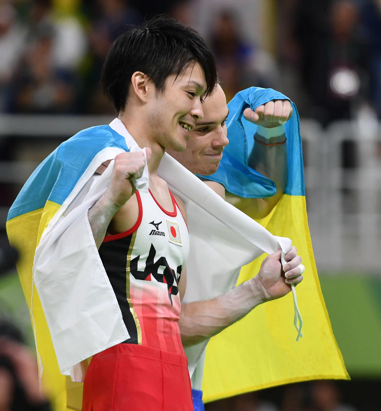 男子個人総合決勝　全競技を終え銀メダルのウクライナのベルニャエフ（奥）と記念撮影を行う金の内村