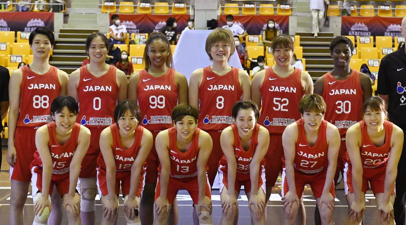 ベルギーとの強化試合に臨むバスケットボール女子日本代表。後列左から赤穂ひ、長岡、オコエ、高田、宮沢、馬瓜エ。前列左から本橋、三好、町田、宮崎、林、東藤＝15日、サイデン化学アリーナ（代表撮影）