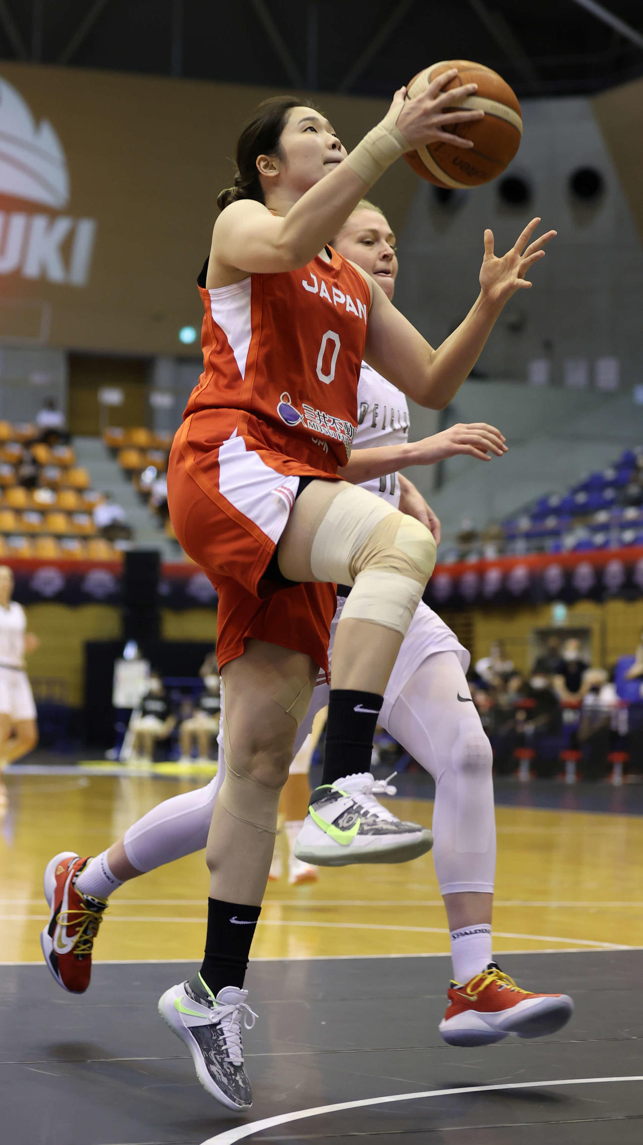 日本対ベルギー　第1Q、ドリブルで攻め込む長岡（手前）（代表撮影）