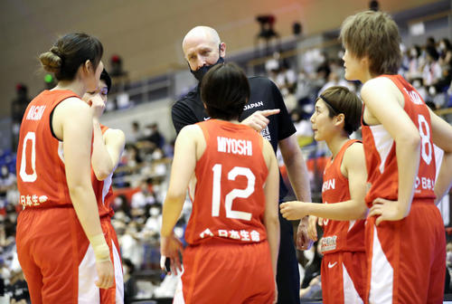 日本対ベルギー 選手たちに指示を出すホーバス監督(代表撮影)